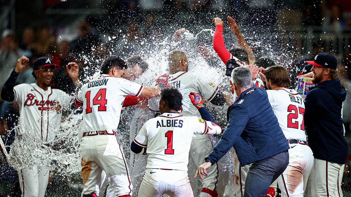 Braves players celebrate Dom Smith