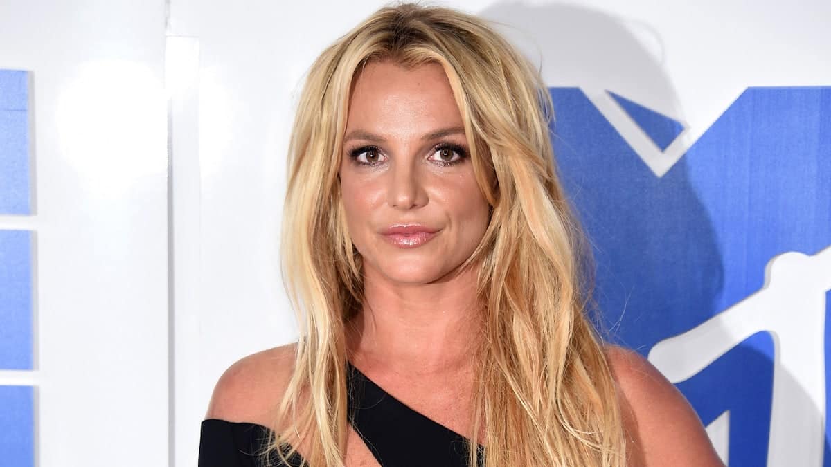 Britney Spears wears black dress on red carpet