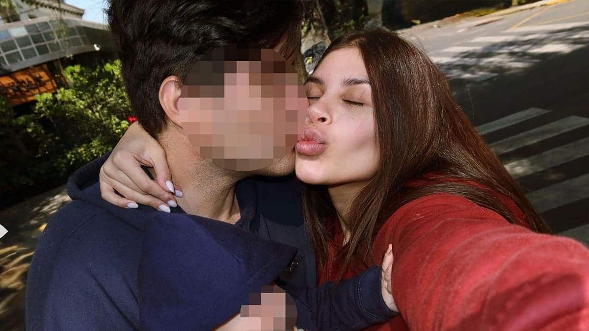 Carolina Flores Gómez standing next to an unidentified man indoors