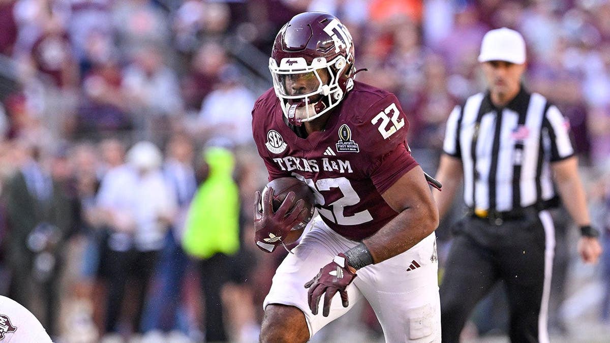 Texas A&M Aggies running back Ej Smith running with the ball at Kyle Field