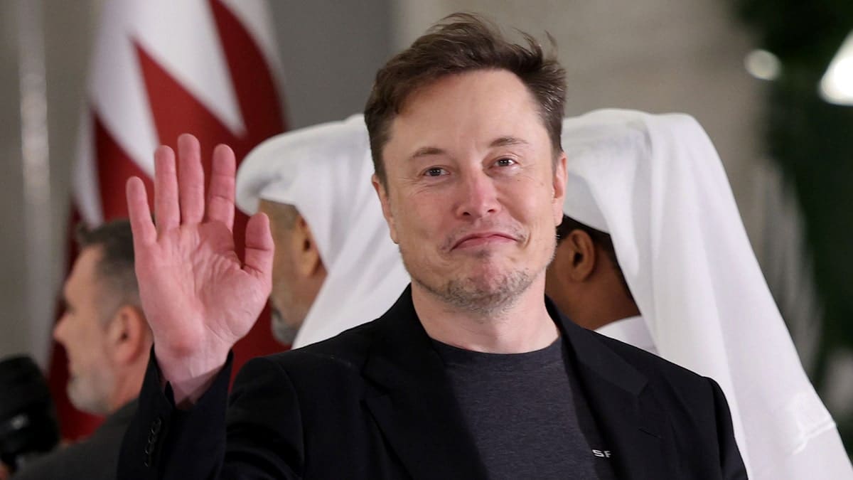 Elon Musk waving while arriving at Lusail Palace in Doha Qatar