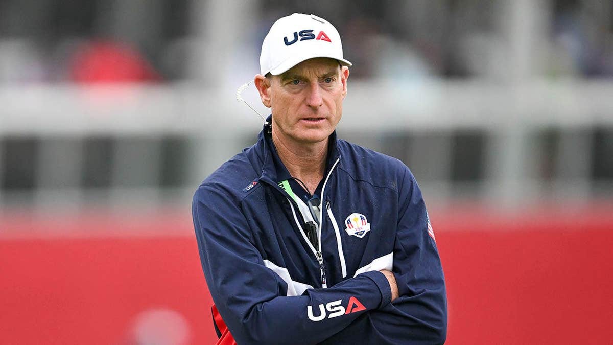 Jim Furyk coaching on the eighteenth green at Bethpage Black golf course