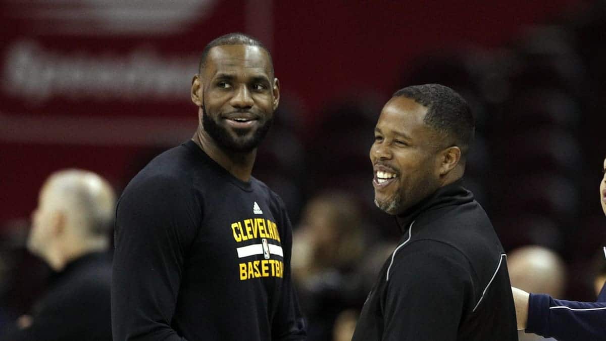 LeBron James talking with Cavaliers Head Coach Tyronn Lue and Damon Jones during practice