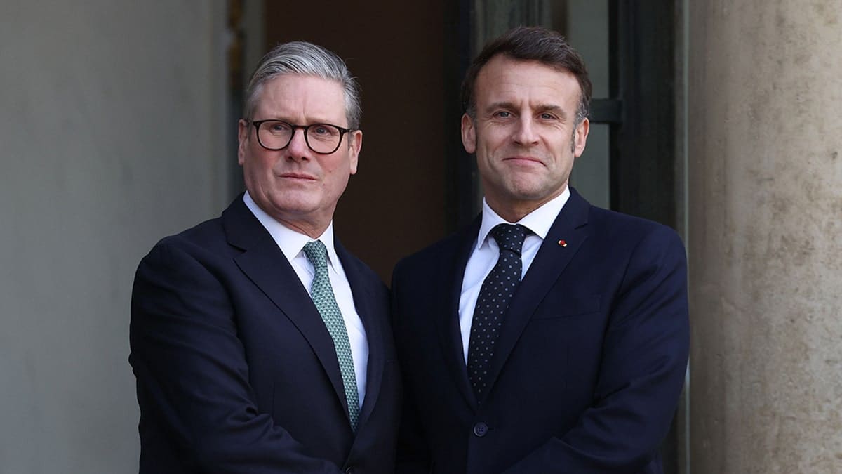 French President Emmanuel Macron welcomes British Prime Minister Keir Starmer at the Elysée Palace in Paris