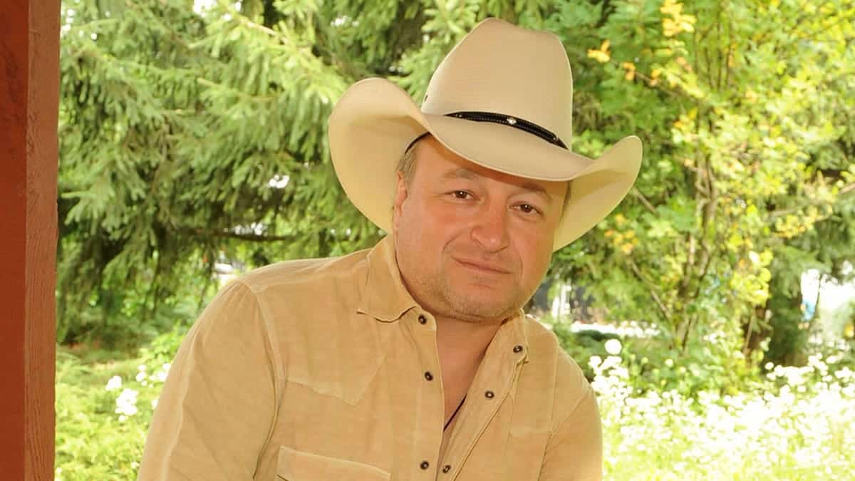 Mark Chesnutt posing backstage at Country Thunder USA music festival