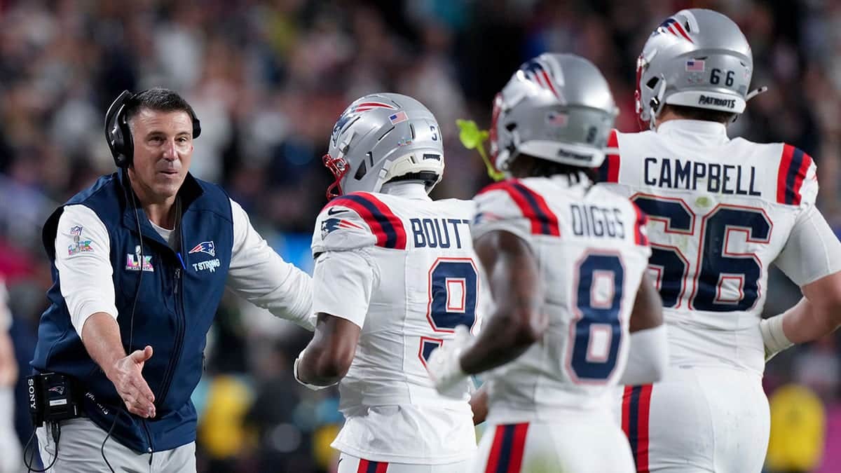 New England Patriots head coach Mike Vrabel celebrating with players on the field