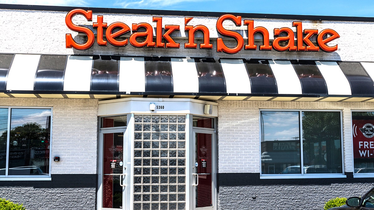 Steak n Shake restaurant exterior with signage