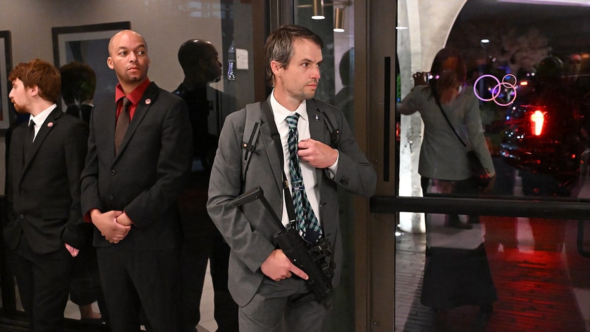 Secret Service agent holding a weapon standing in the Washington Hilton lobby