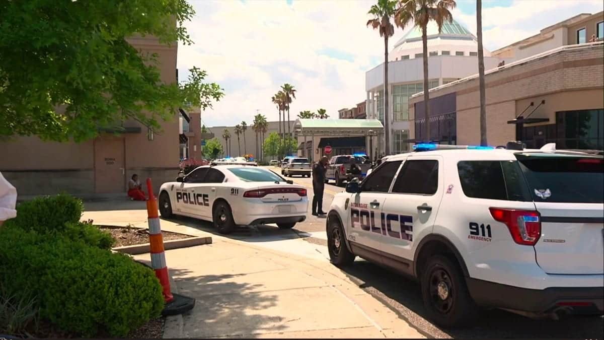 Police cars parked outside Mall of Louisiana with law enforcement presence