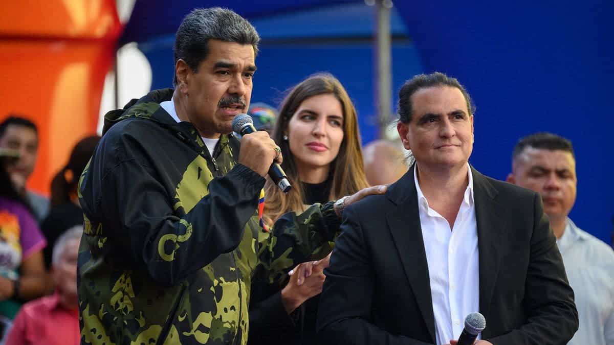 maduro speaking next to saab in public event