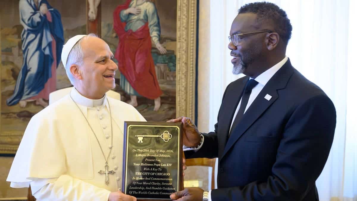 Chicago Mayor Brandon Johnson gifts Pope Leo XIV a key to Chicago