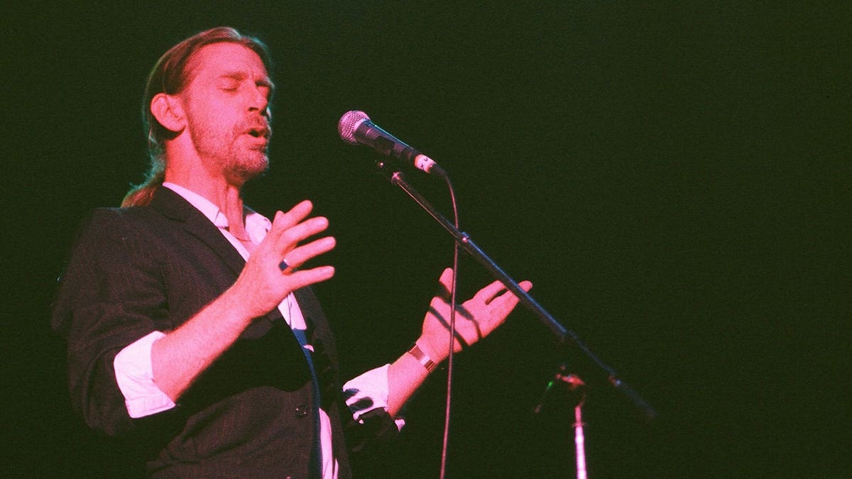 Alex Ligertwood sings on stage.