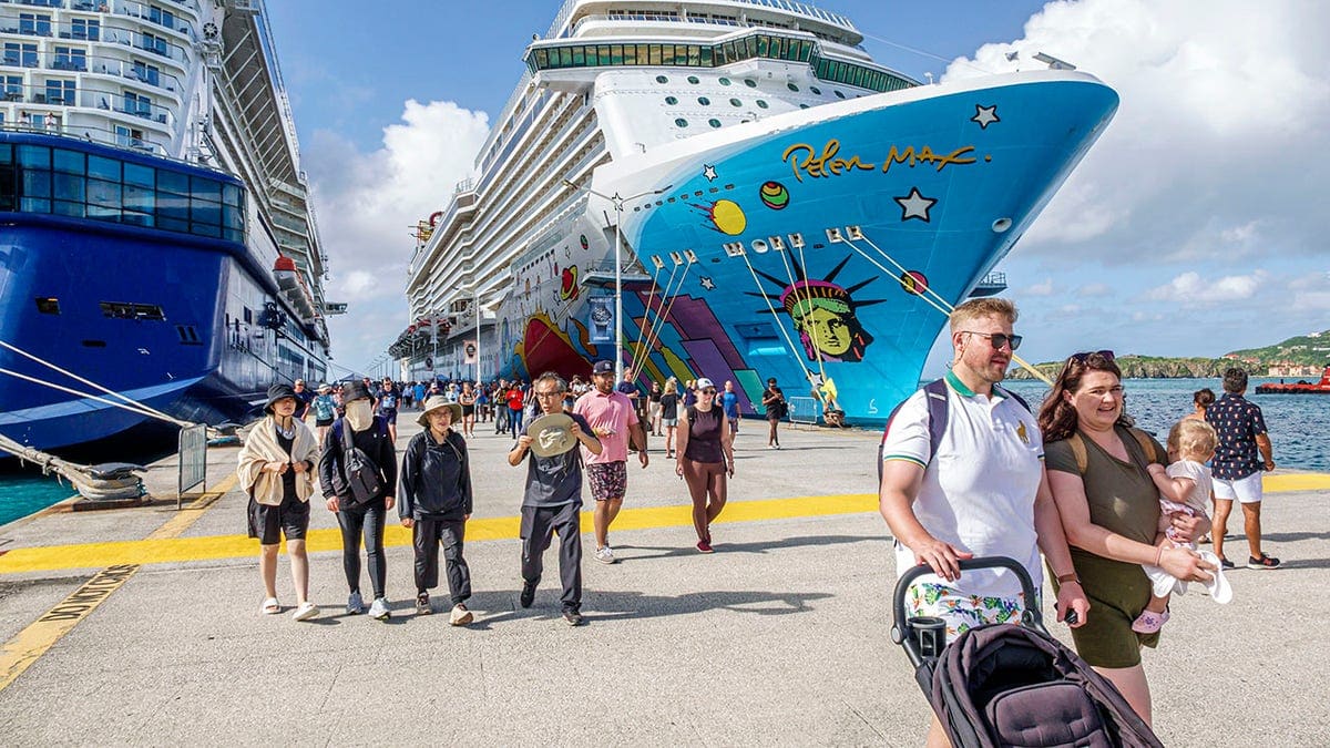 A chart showing cruise ship cleanliness scores comparing independent brands and conglomerates