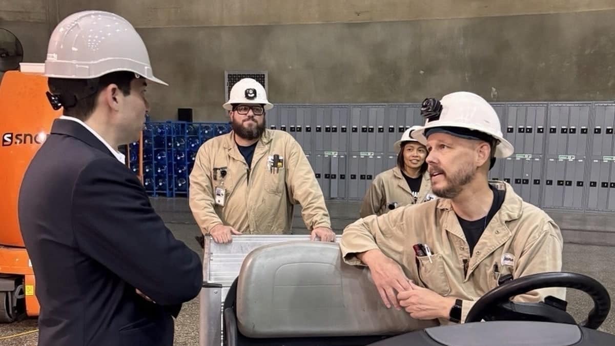 Acting Secretary Sonderling chats with apprentices during a visit to the famous Hoover Dam