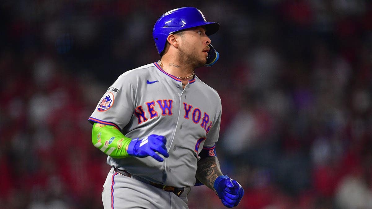 New York Mets catcher Francisco Alvarez running at Angel Stadium