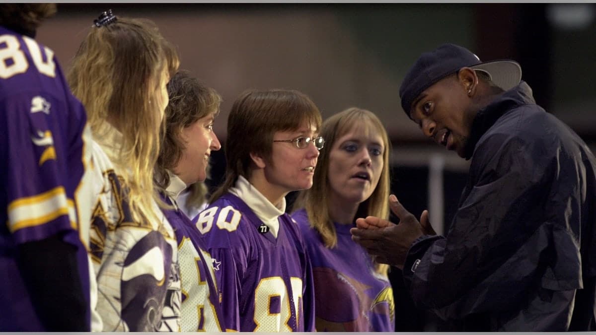 Jack Brewer coaching women on kickoff mechanics at Minnesota Vikings seminar