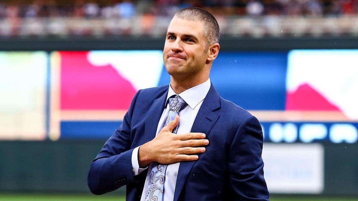 Minnesota Twins player Joe Mauer saluting crowd at Target Field