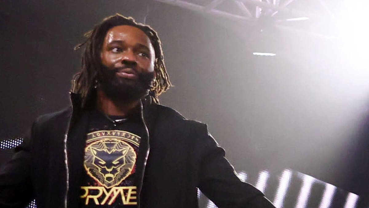 Mike Santana, Eric Young, Matt Cardona, Moose, Mance Warner, Steph De Lander, Cedric Alexander, Zachary Wentz, Steve Maclin, and Frankie Kazarian entering the ring