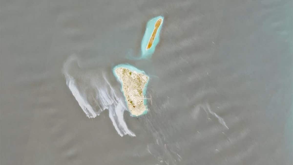 Oil slick spreading on water near Kharg Island