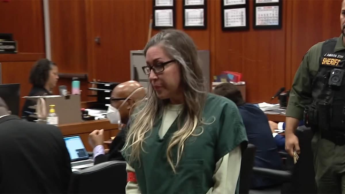 Shannon O’Connor walking into a courthouse