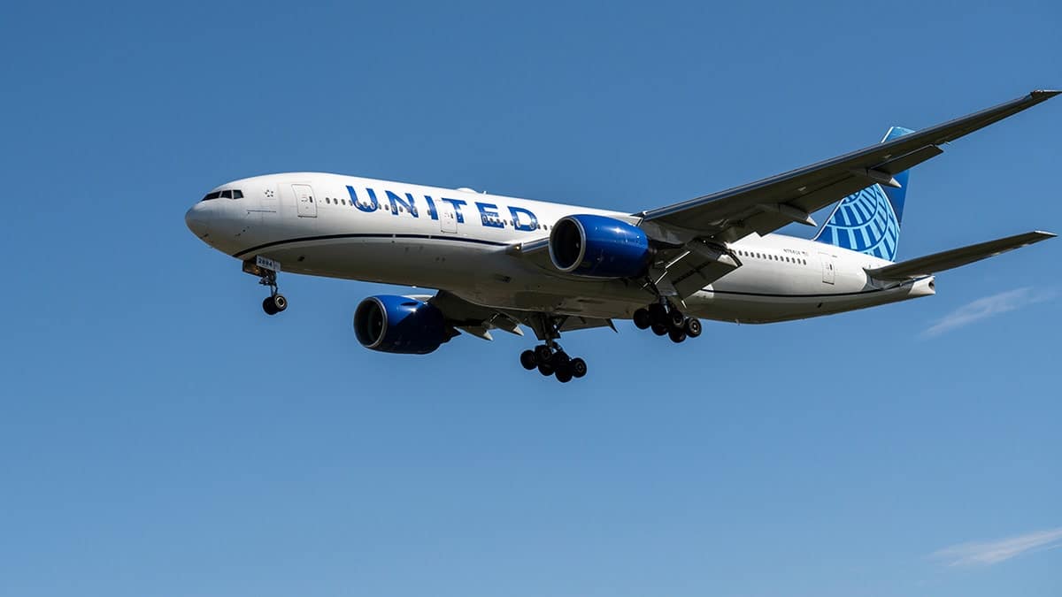 United Airlines Boeing 777-222ER airplane