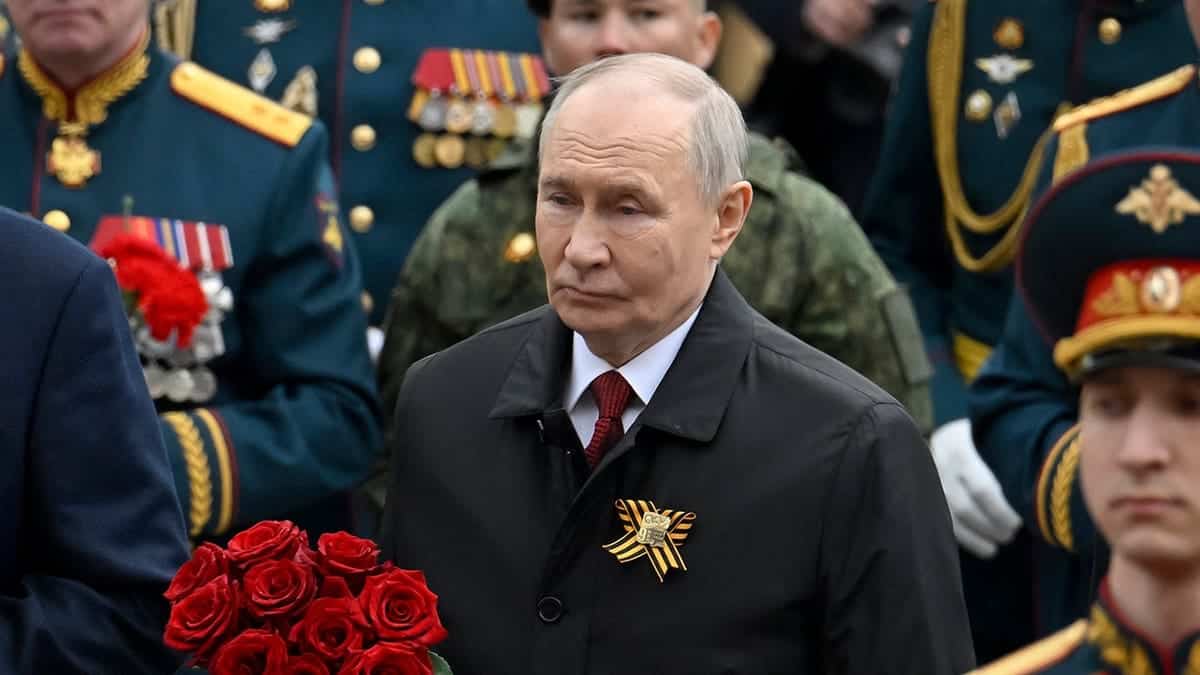 Russian President Vladimir Putin laying flowers at the Tomb of the Unknown Soldier in Moscow