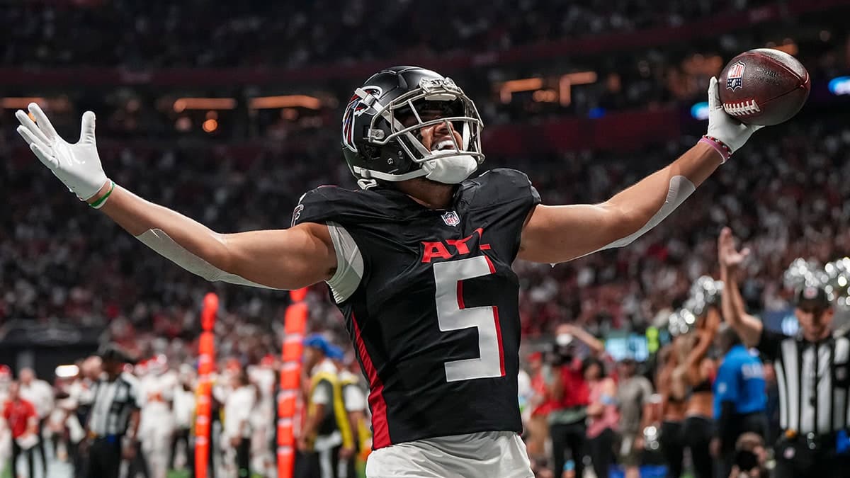 Atlanta Falcons wide receiver Drake London catching a touchdown pass at Mercedes-Benz Stadium