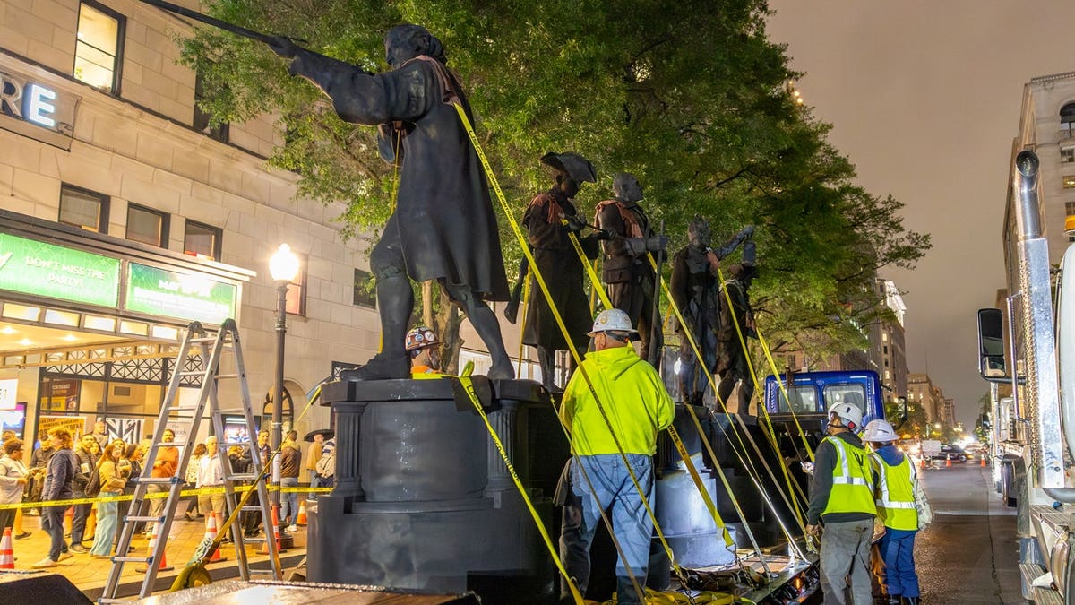 revolutionary war soldiers being installed freedom plaza