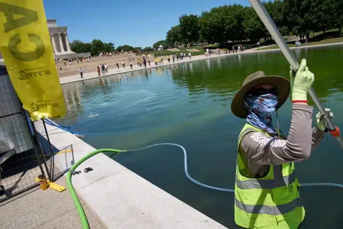 The reflecting pool is cleaned of algae, utilizing “ozone nano bubbles,” by National Park Service employees, June 16, 2026. (AP Photo/Jacquelyn Martin)