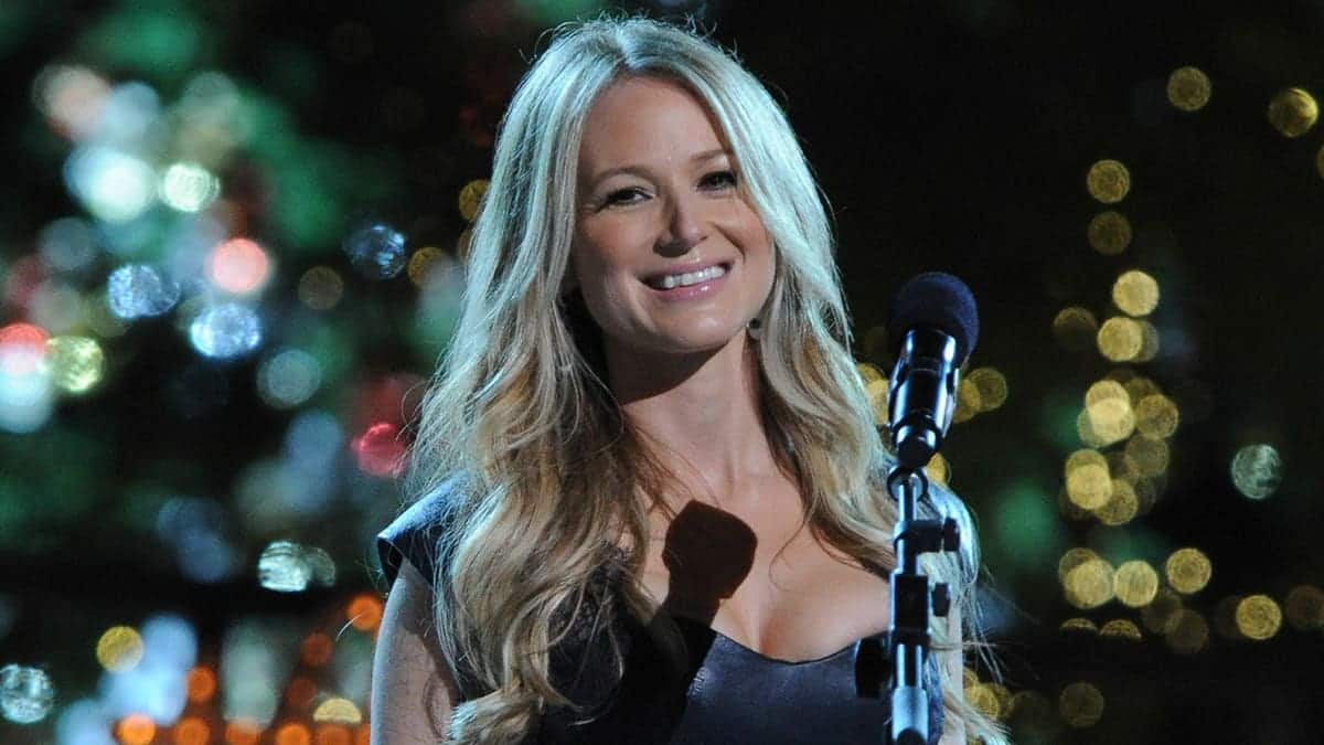 Jewel sings on stage