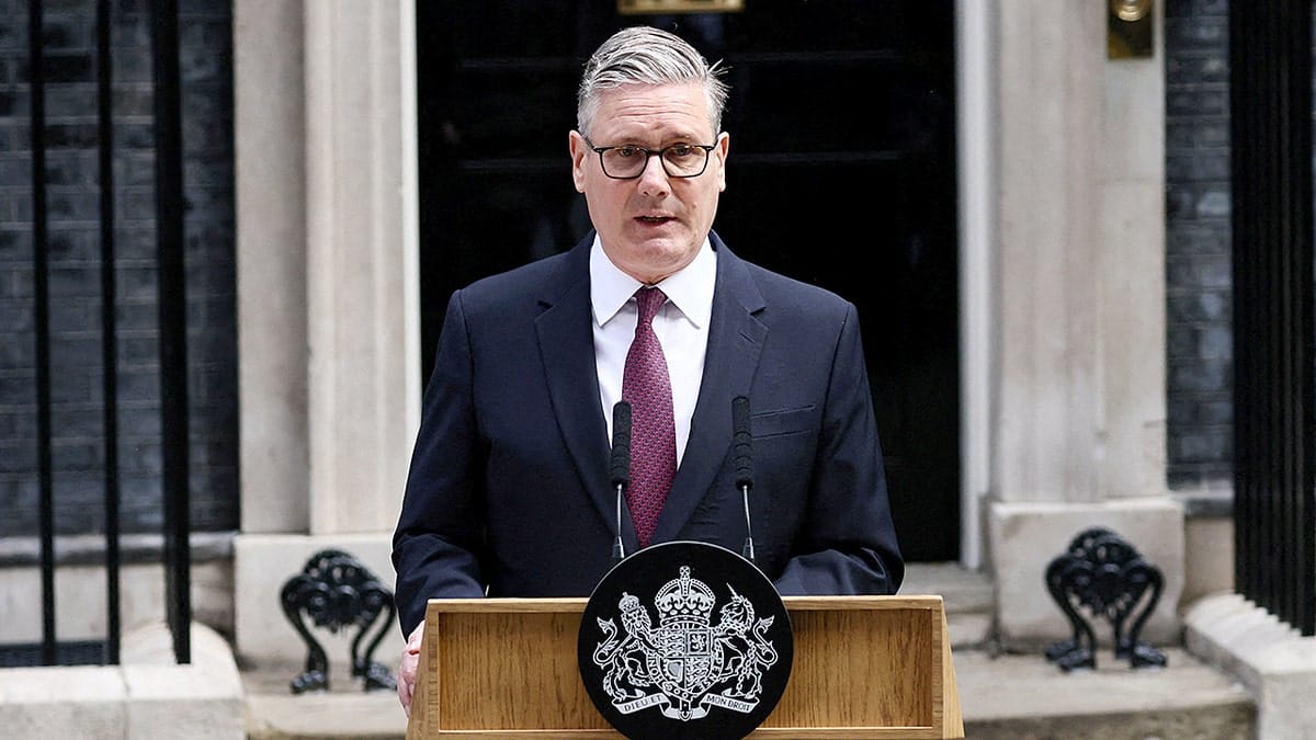 starmer standing by a podium