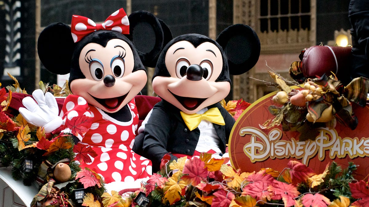 9fdd882e-Minnie and Mickey Mouse ride Disney Parks float