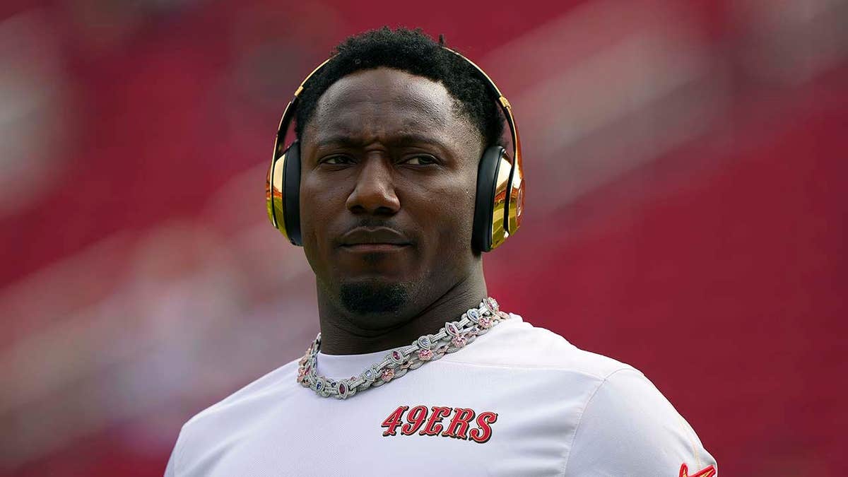Deebo Samuel Sr. warms up before a game
