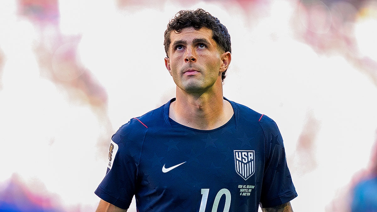 Christian Pulisic looks up on pitch
