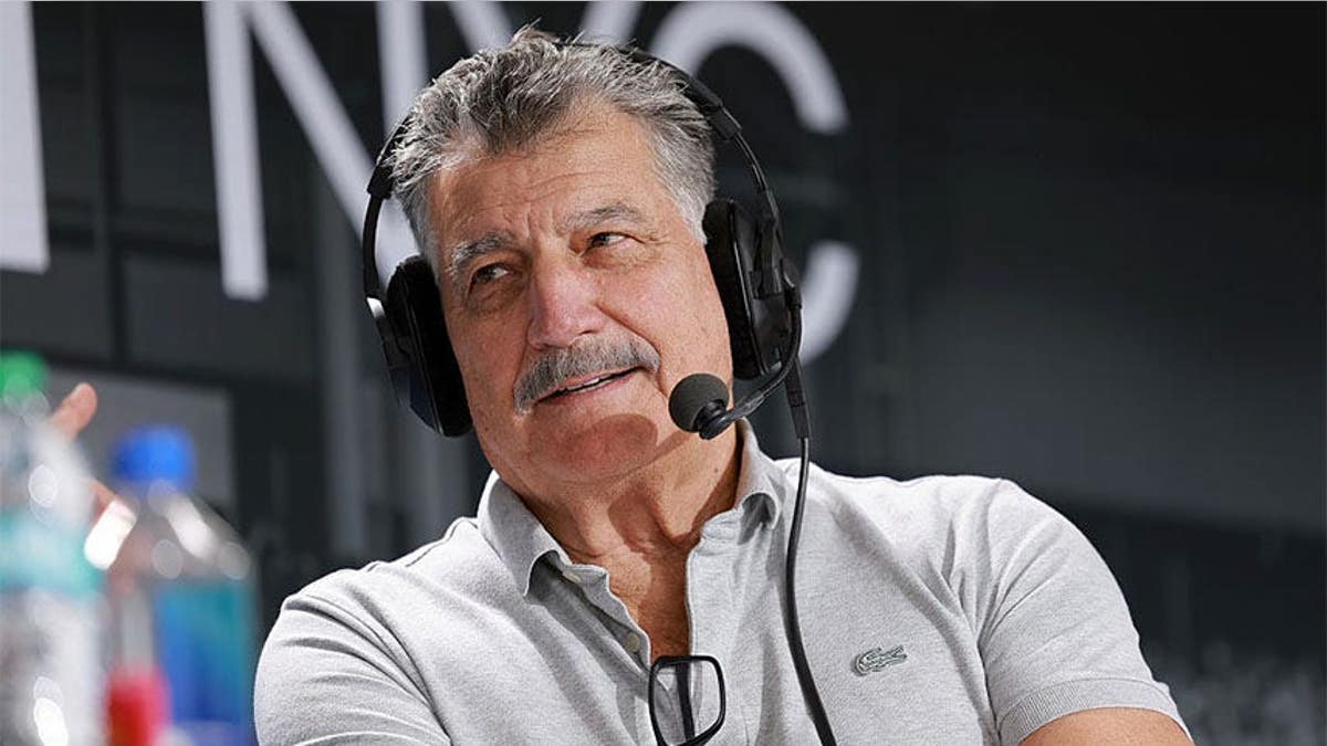 Keith Hernandez speaks on stage