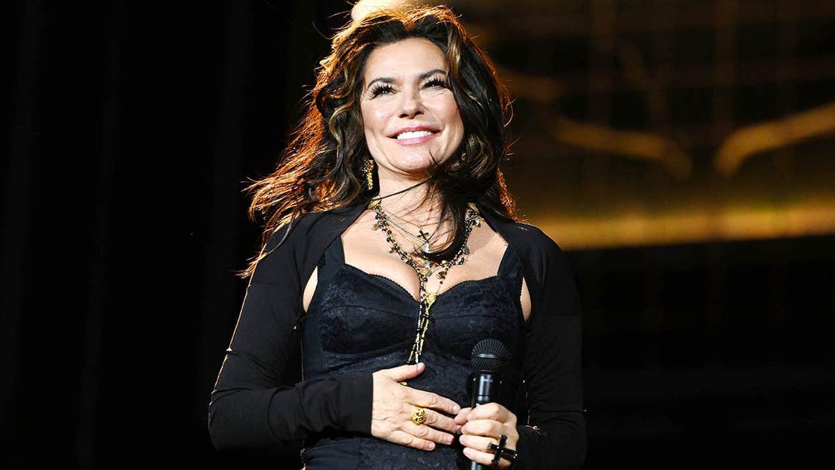 Shania Twain performs with Mumford and Sons onstage at Hyde Park.