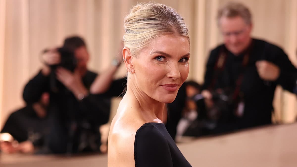 Amanda Kloots poses on the red carpet at the Golden Globes.