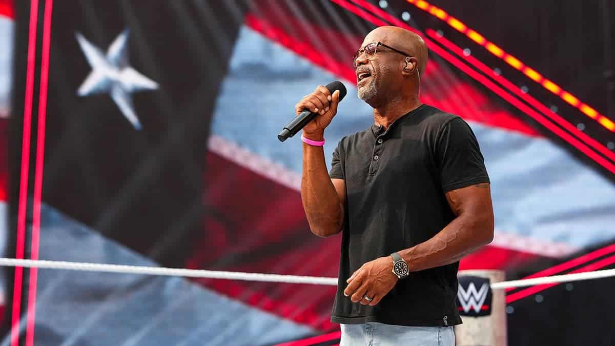 Darius Rucker performs the national anthem at U.S. Bank Stadium.