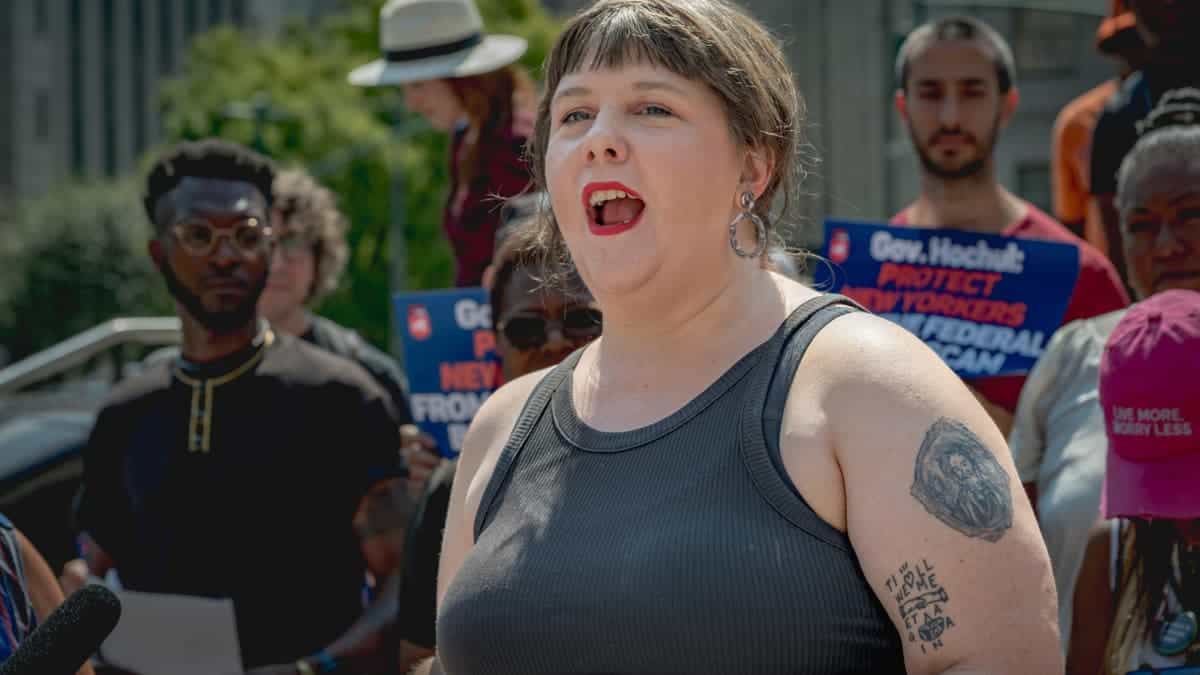 NY Assemblymember Emily Gallagher joined elected officials and a coalition of New York community organizations at Foley Square in Manhattan on Aug. 13, 2025, to rally for a special session to fund the health care system and pass the New York for All and Dignity in Detention Acts.