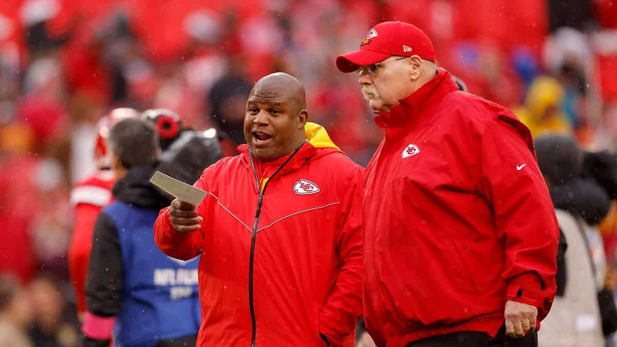 Eric Bieniemy and Andy Reid talk before an AFC divisional playoff game.