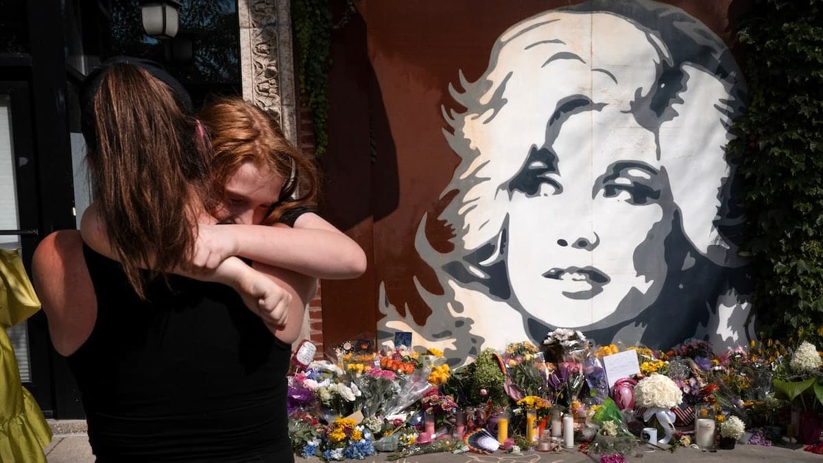 Fans mourn at Dolly mural