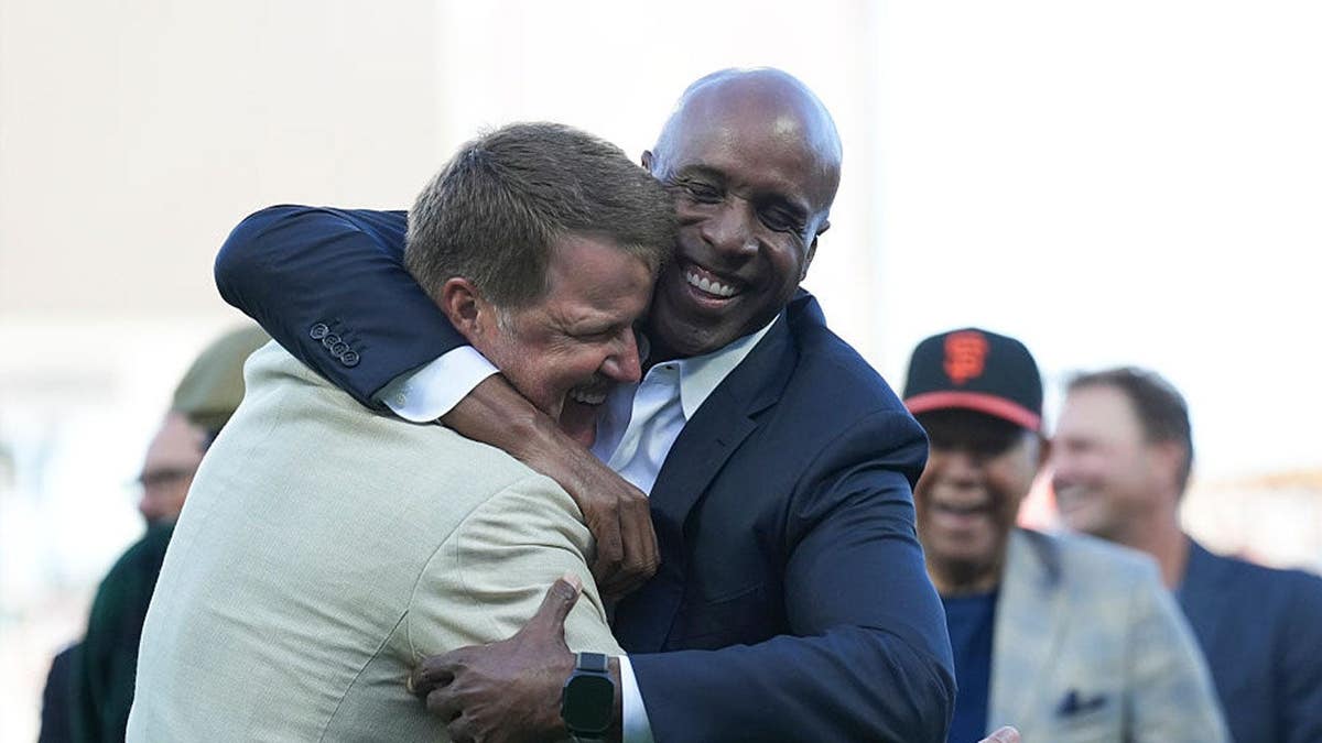 Jeff Kent interacts with Barry Bonds