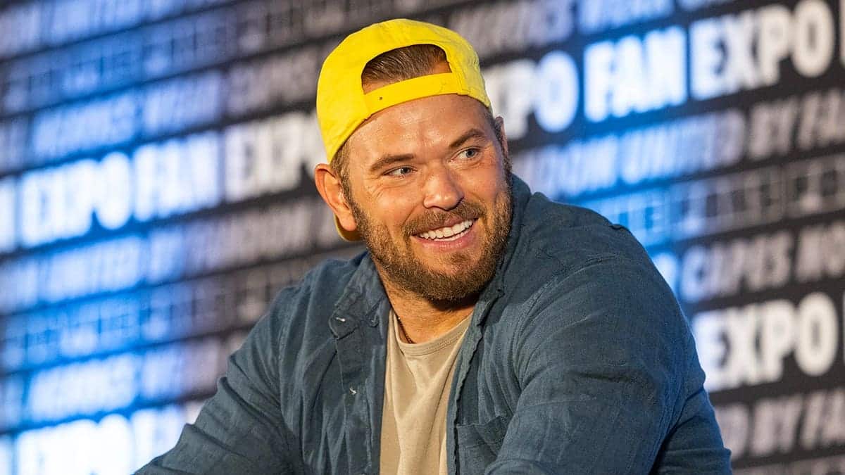 Kellan Lutz at the Meet the Cullens panel during FanExpo Chicago 2025.