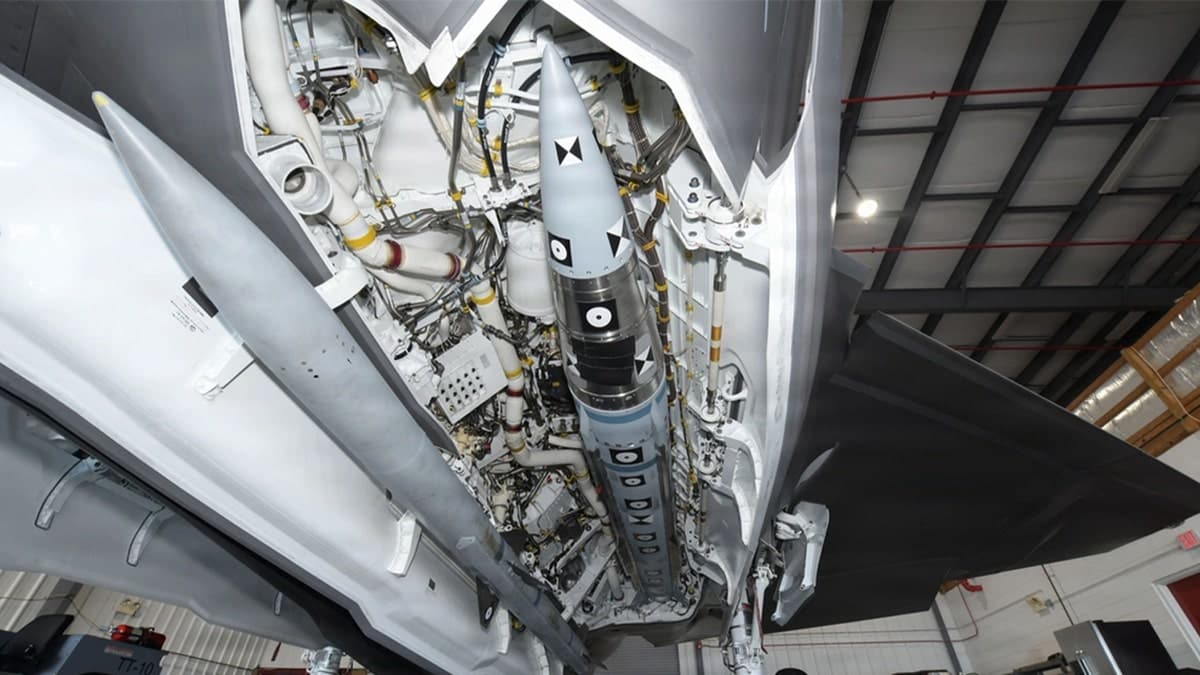 missile mounted under jet