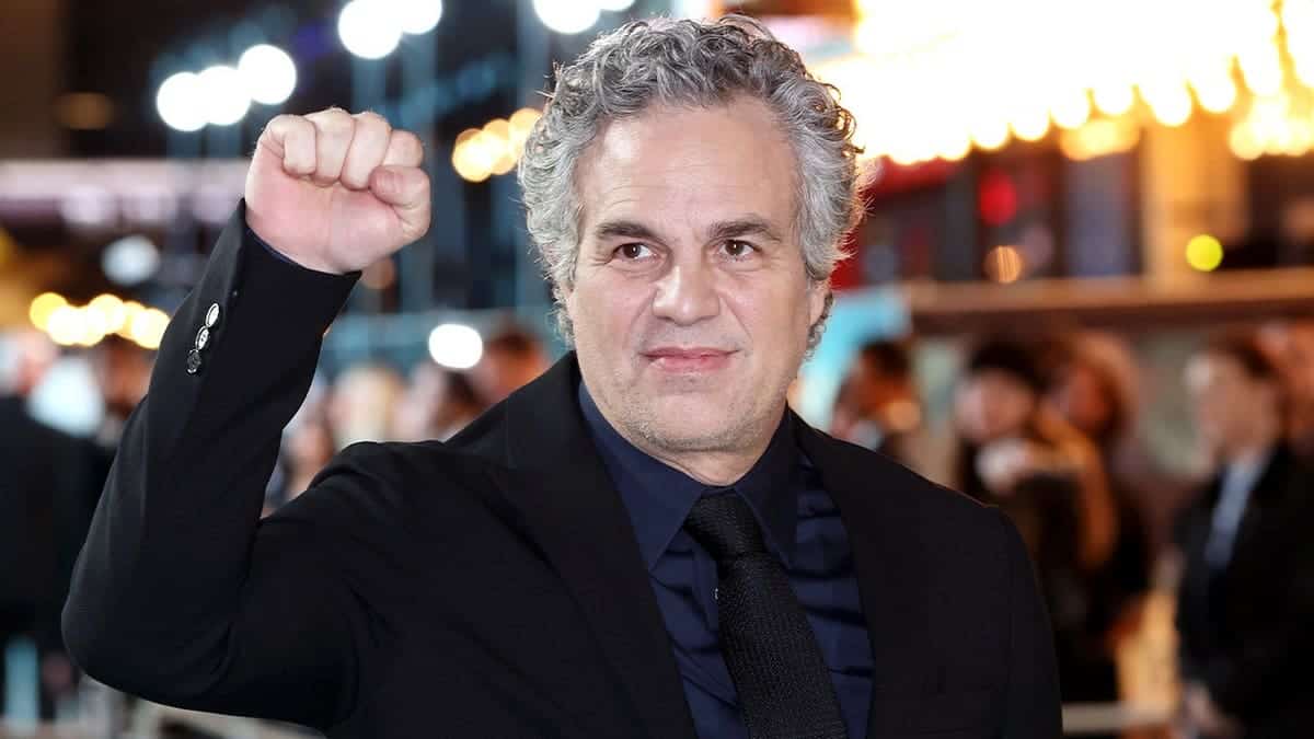 Mark Ruffalo holding up his fist at a gala