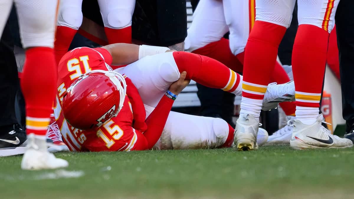 Patrick Mahomes grabs his knee