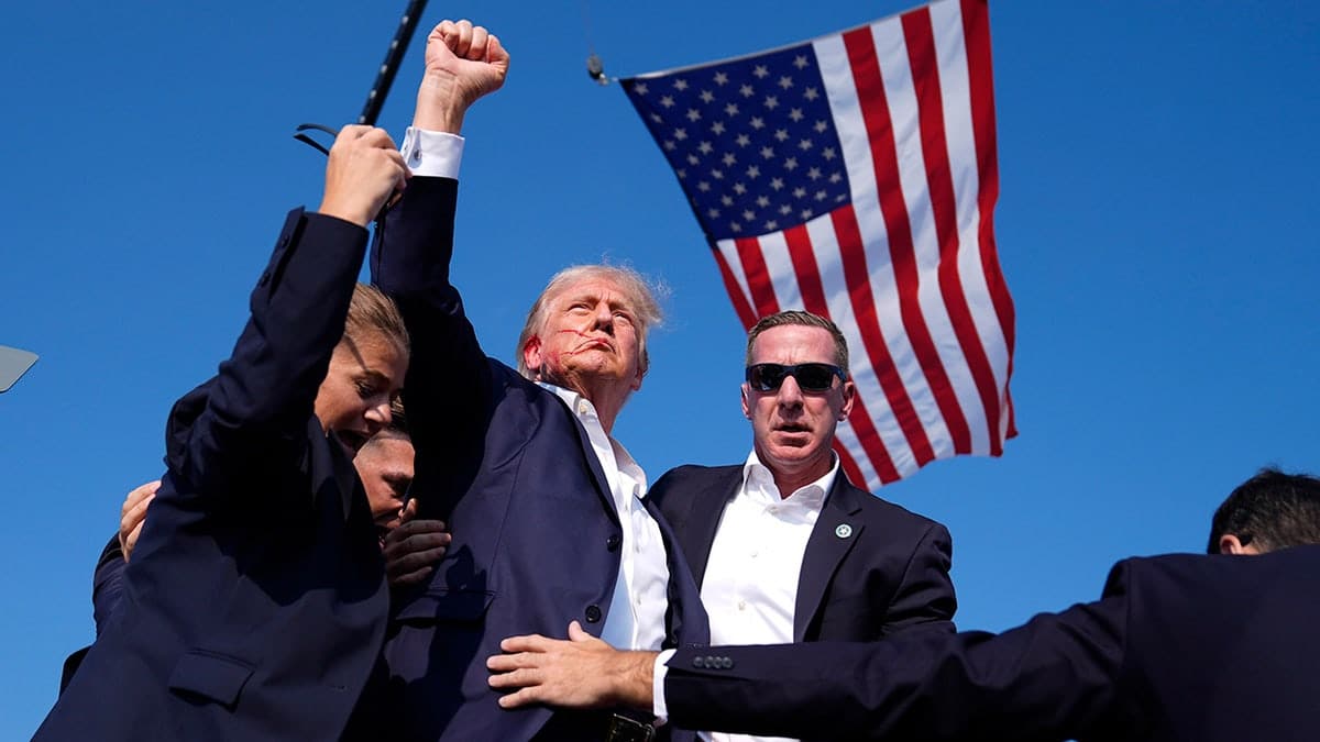 Donald Trump is surrounded by U.S. Secret Service agents