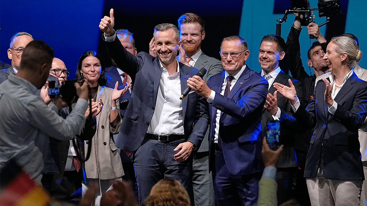 Ulrich Siegmund shows thumbs up