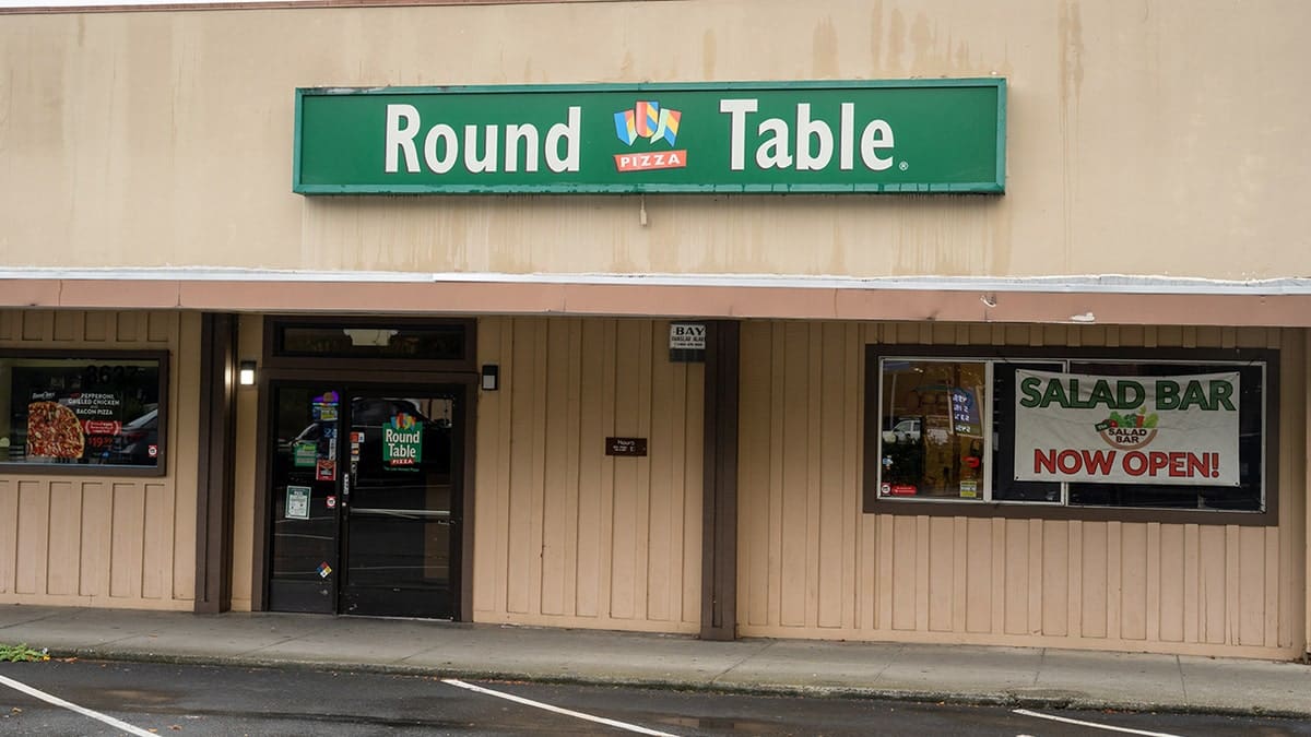 Round Table pizza exterior