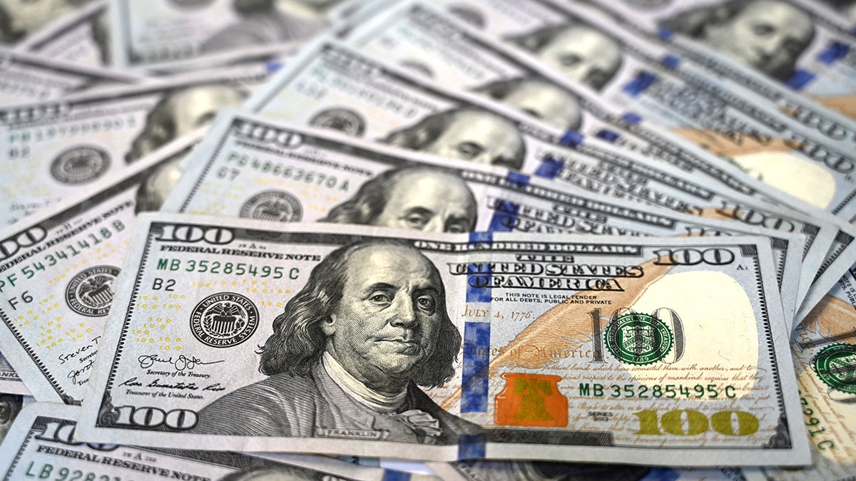 $100 bills